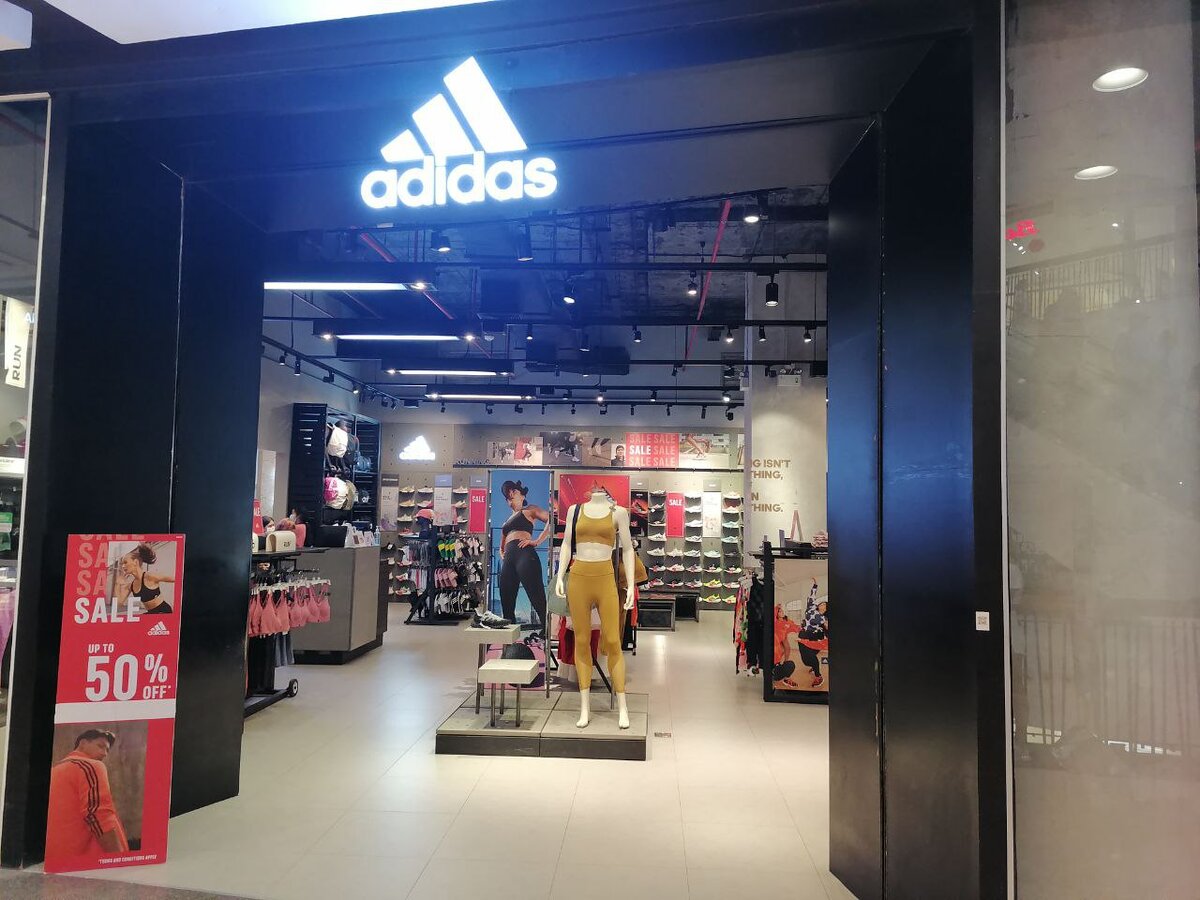 Магазин спортивной одежды Adidas в трц Central Festival.
