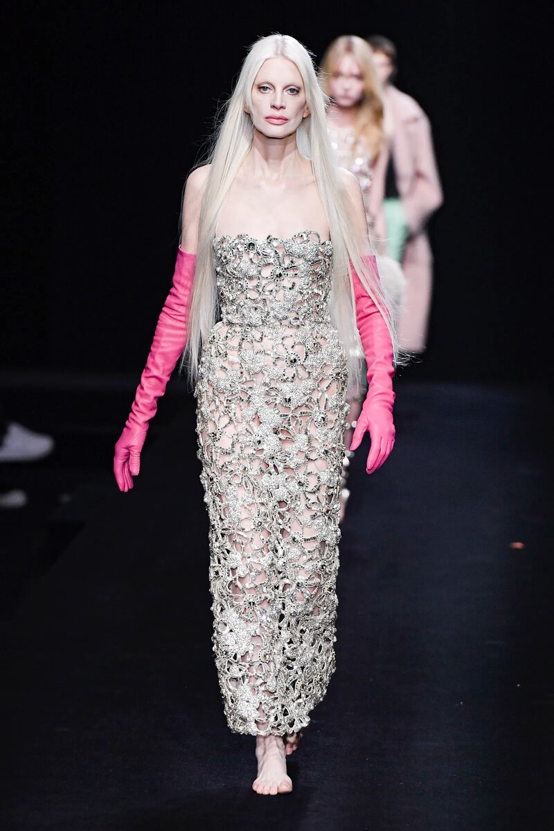 Супермодель Кристен МакМенами упала во время показа коллекции от Valentino на высоченных каблуках на Неделе моды в Париже