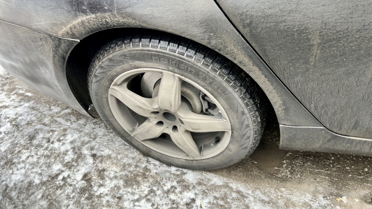 Нет заглушки ступицы на заднем правом колесе