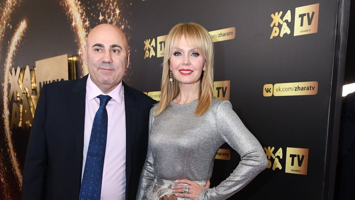    Певица Валерия и продюсер Иосиф Пригожин на церемонии награждения музыкальной премии "Жара Music Awards" в концертном зале "Крокус Сити Холл"© РИА Новости / Екатерина Чеснокова