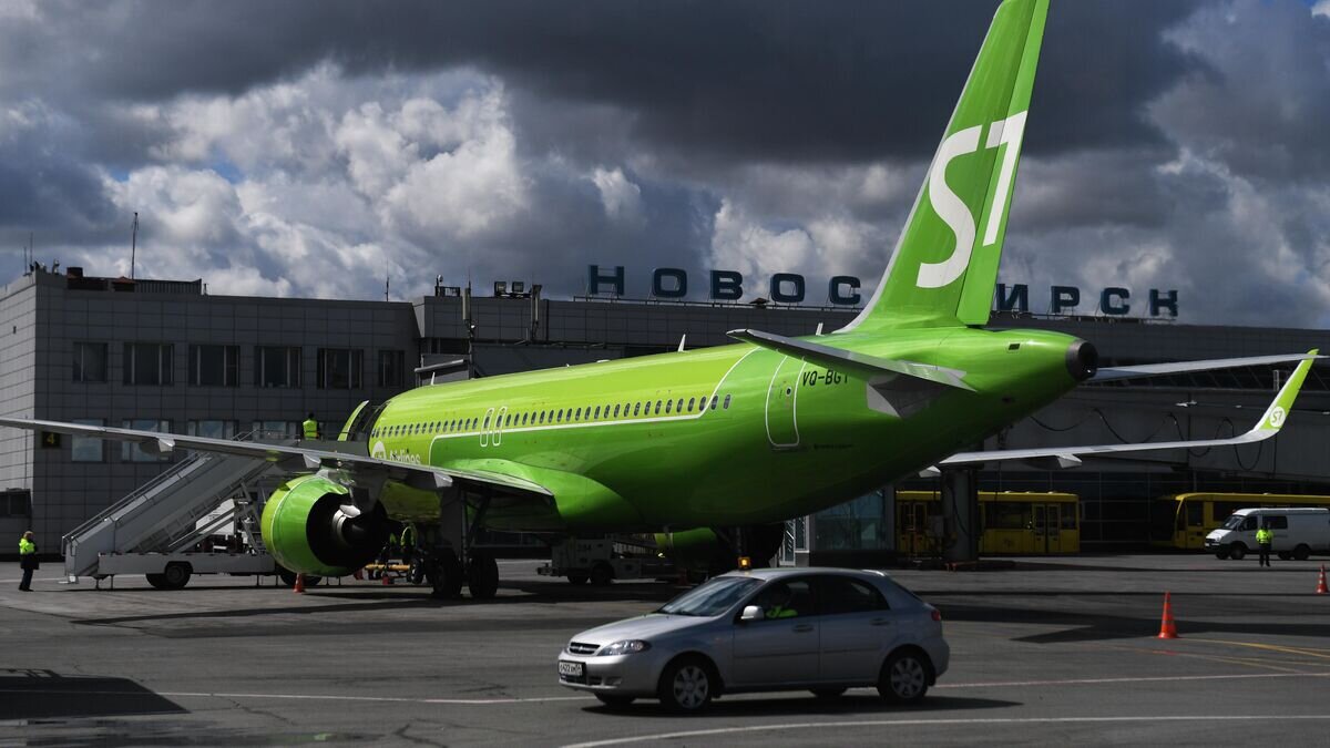    Самолет Airbus A320neo авиакомпании S7 Airlines в международном аэропорту Толмачево в Новосибирске© РИА Новости / Александр Кряжев