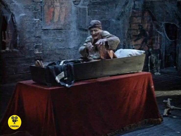 Николай Кутузов в роли ведьмы в фильме "Вий"  (1967).
