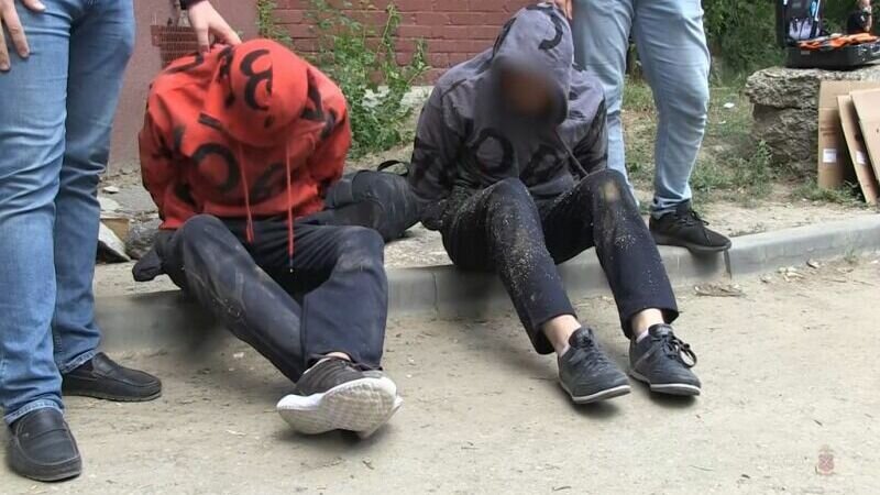     В Волгограде завершили расследование уголовного дела в отношении организатора и двух участников банды. Молодые люди совершали разбойные нападения на магазины и финансовые организации в четырех регионах России.
