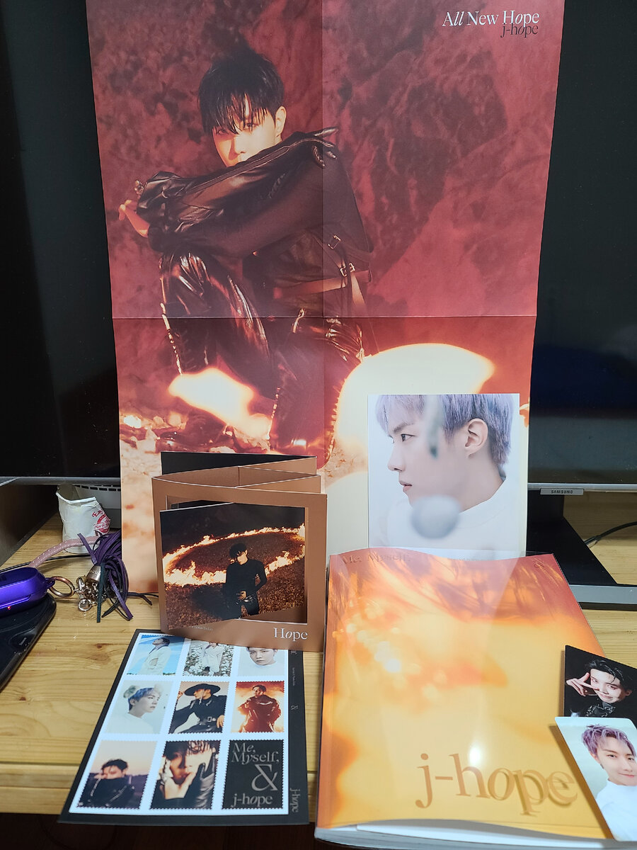 Стандартное наполнение: фотобук, фотооткрытка (со слезами), фотомарки, 2 фотокарточки, постер и специальный предмет