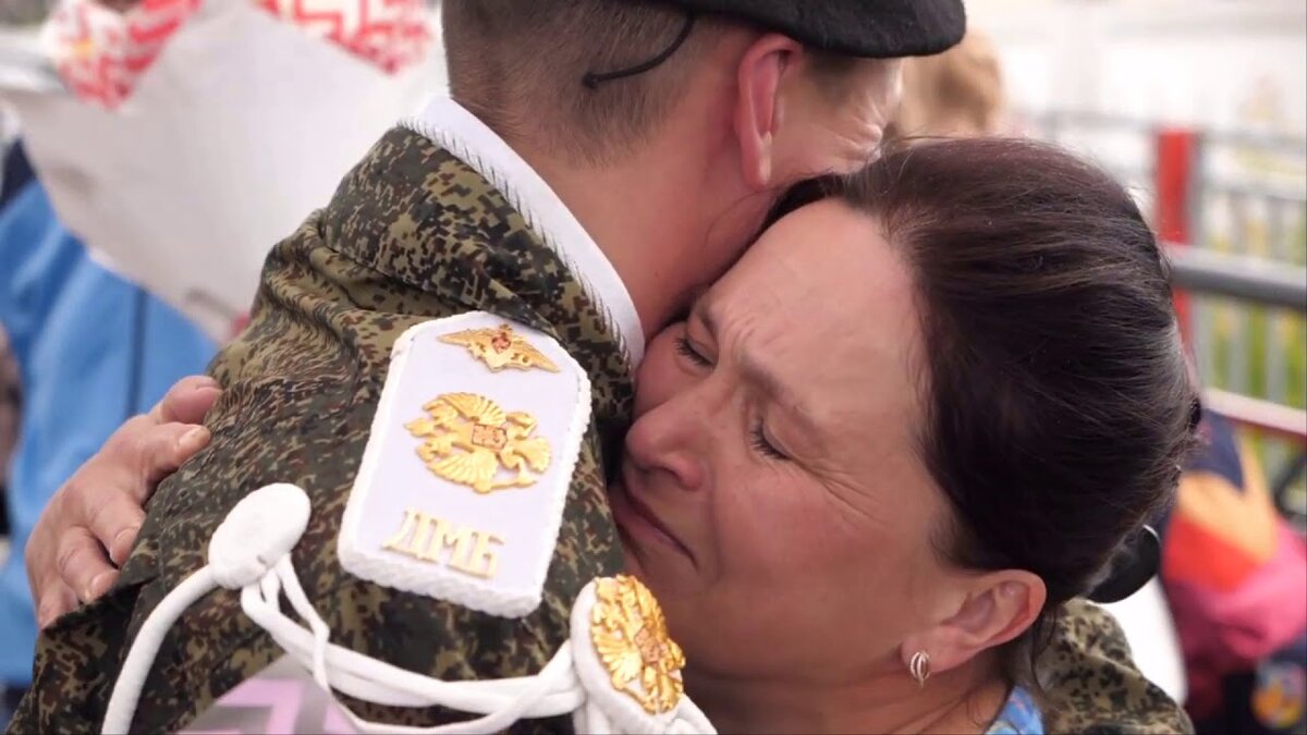 Фото из интернета. Встреча с матерью.