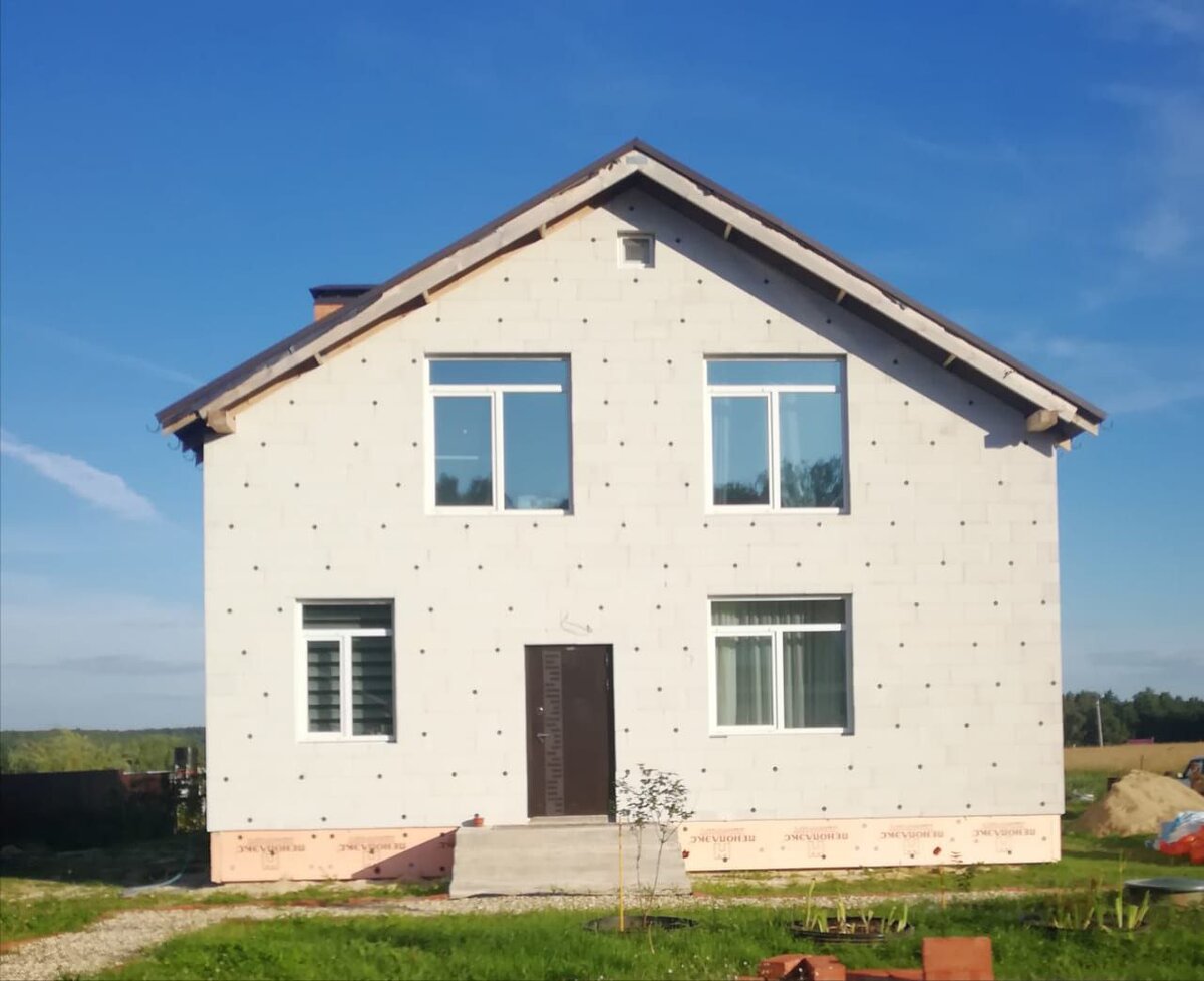 Фасад утепленный газобетоном низкой плотности.