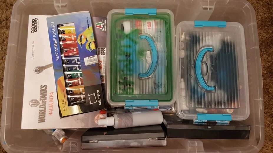 В коробках из-под италовских ИС-2 и Тигра-лежат инструменты и кисточки. В контейнерах-химия и краски. Отдельно лежат грунтовка, аэрографы, тюбик со шпатлей и запасная игла для аэрографа. 