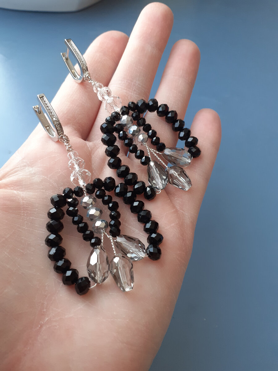 Серьги из бусин и проволоки ручной работы.