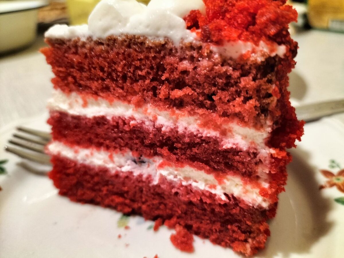 Чтобы приготовить оригинальный торт красный бархат, нужны: