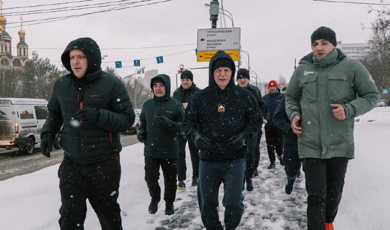    Политбомонд Югры каждое утро бегает кросс по московским улицам