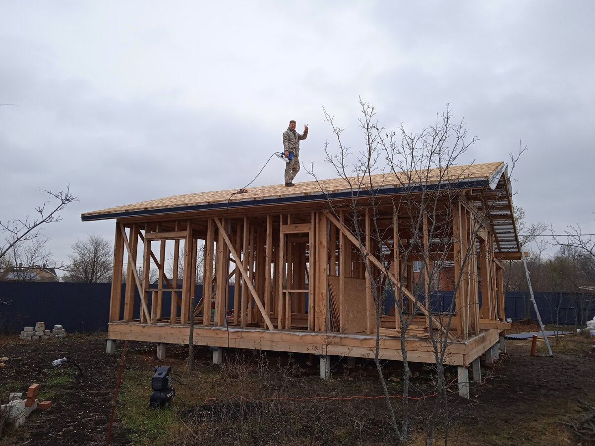 Осень выдалась дождливой и непригодной для стройки, но мы не сдавались. Крыша была доделана. 