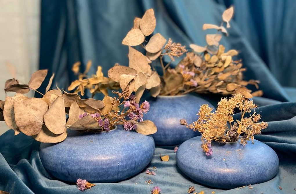 На фото дипломная работа выпускницы онлайн-курса «Керамика и гончарное дело»