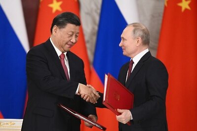    Президент РФ Владимир Путин и председатель КНР Си Цзиньпин на церемонии подписания совместных документов об углублении отношений и направлениях сотрудничества до 2030 года. ©Владимир Астапкович РИА Новости