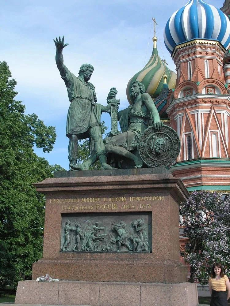 Минин и Пожарский памятник в Москве. Памятник Кузьме Минину и Дмитрию Пожарскому. Памятник Минина 1612. Памятник князю Пожарскому.