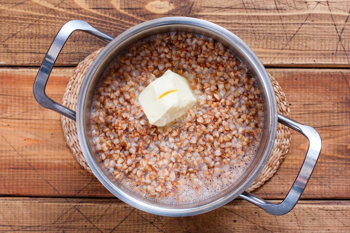 "Кастрюля Рассела" – аналогия, критикующая религию, приведенная математиком и философом из Великобритании Бертраном Расселом. В ней опровергается мысль о том, что сомневающиеся должны доказывать ложность религиозных суждений, а неверующие – их правоту. 