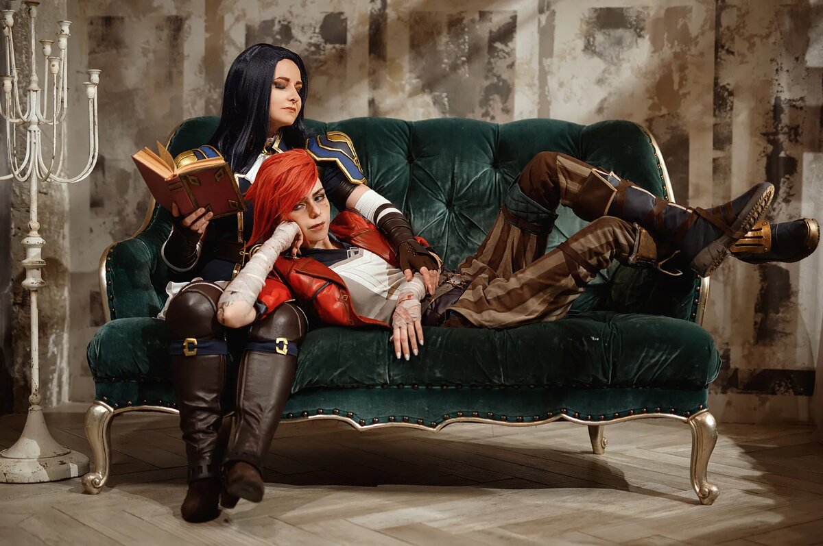 Косплей на Вай и Кейтлин из сериала «Аркейн» по League of Legends. Косплееры: VITALIA (Вай) и Astyen (Кейтлин). Фотограф: islen.   📷