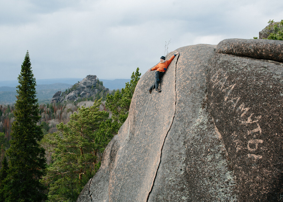 «70-летний российский альпинист с густой белой бородой доказал, что никогда не поздно стать 'rock star'»