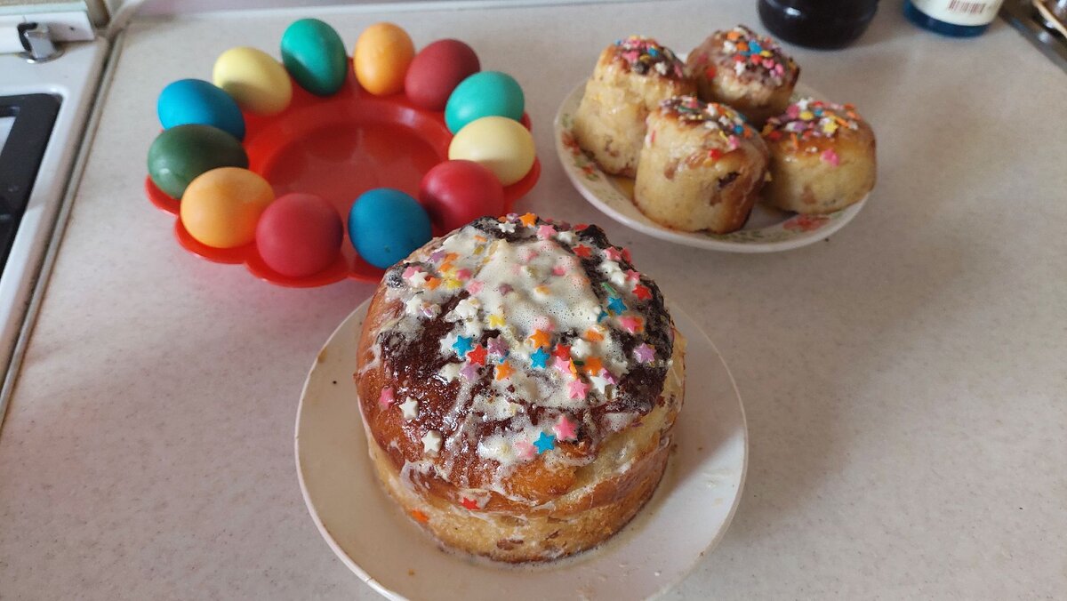 Куличики испекла, но намазала ещё теплые. Растаяла глазурька то, но все равно вкусно.