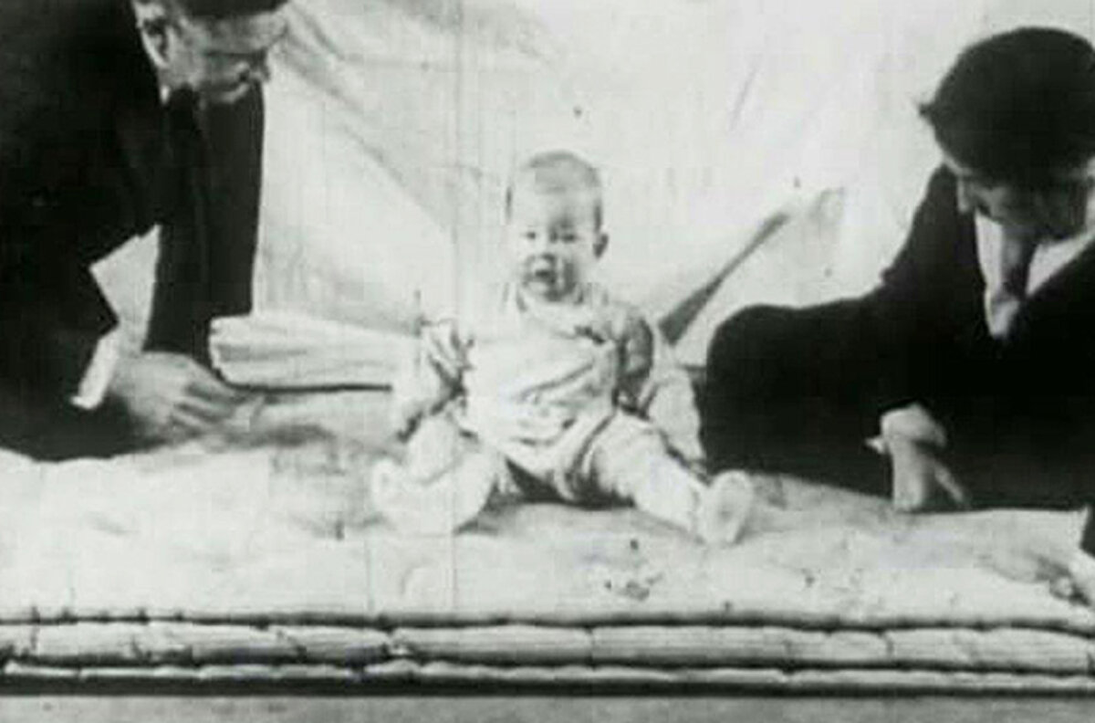 Эксперимент над малышом Альбертом до сих приводит в ужас современных психологов. В 20 веке многие исследования отличались своей неэтичностью и опасностью.-2