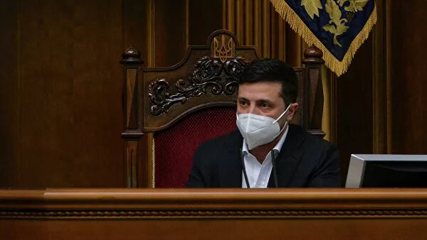  А в конечном счете вся эта ситуация, скорее всего, завершится тем, что Украина откажется от попыток вернуть выведенные Коломойским и Боголюбовым из банка 5,5 миллиарда долларов, что им инкриминировалось официально.Во-вторых, с Запада пошли первые намеки на то, что принятие закона о рынке земли в нынешнем виде (без доступа к нему иностранных юридических и даже физических лиц, а также при столь мизерном ограничении во владении одним физическим лицом) неудовлетворительно.Надо полагать, что реакцией на эти претензии стало срочное вынесение на рассмотрение Рады законопроекта о двойном гражданстве, принятие которого позволит даже без внесения изменений в земельный закон иностранным физическим лицам стать собственниками земли в качестве граждан Украины. Разумеется, в обход обещанного референдума, на котором якобы должна будет определяться возможность владения землей иностранцами. Конечно, это лишь одна из нескольких целей внедрения института двойного гражданства: легализация внешних управляющих, а также множественных гражданств украинской элиты — тоже вполне достойные цели.28 апреля, 15:03
   