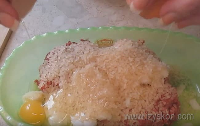 Тщательно вымешиваем фарш.