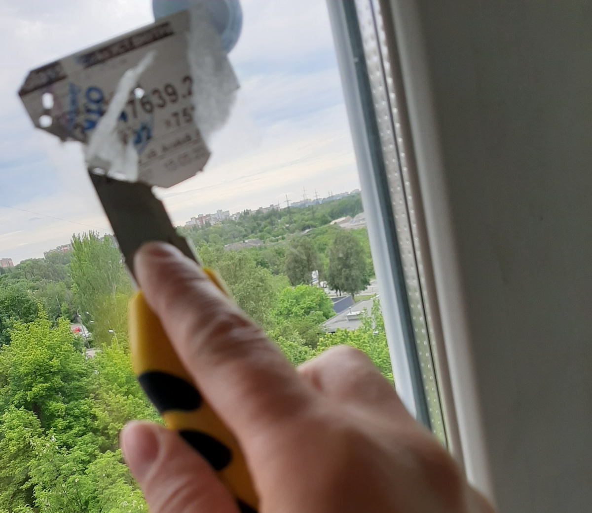 Снятие наклейки канцелярским ножом