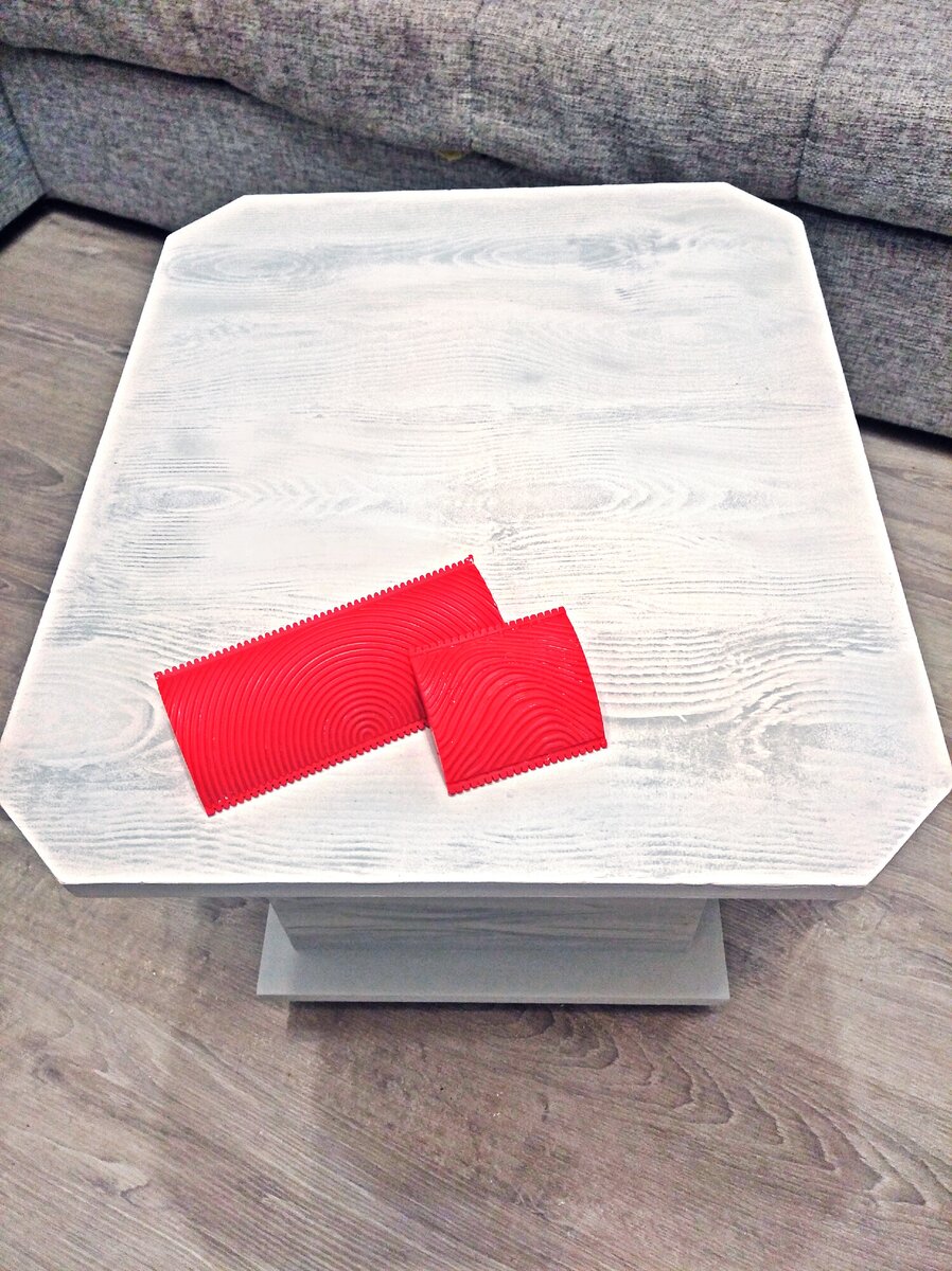 Поскольку я не знала, будет ли этот опыт удачен, изначально в мои планы не входило выкладывать на эту тему пост, так что самое главное я и забыла: сфотографировать столик «ДО».