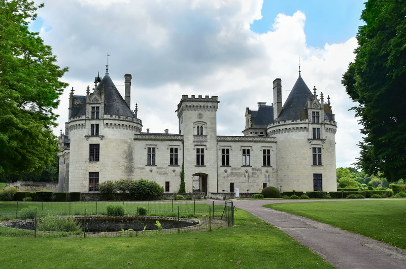 Замок Брезе видится невысоким, пока не подойдёшь ближе