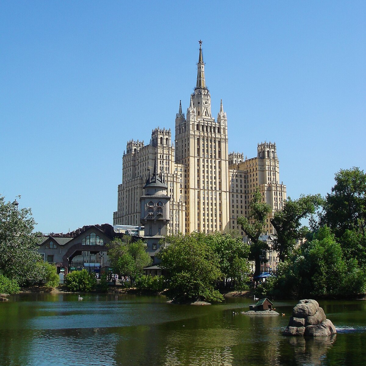 хороший вид на высотку из зоопарка