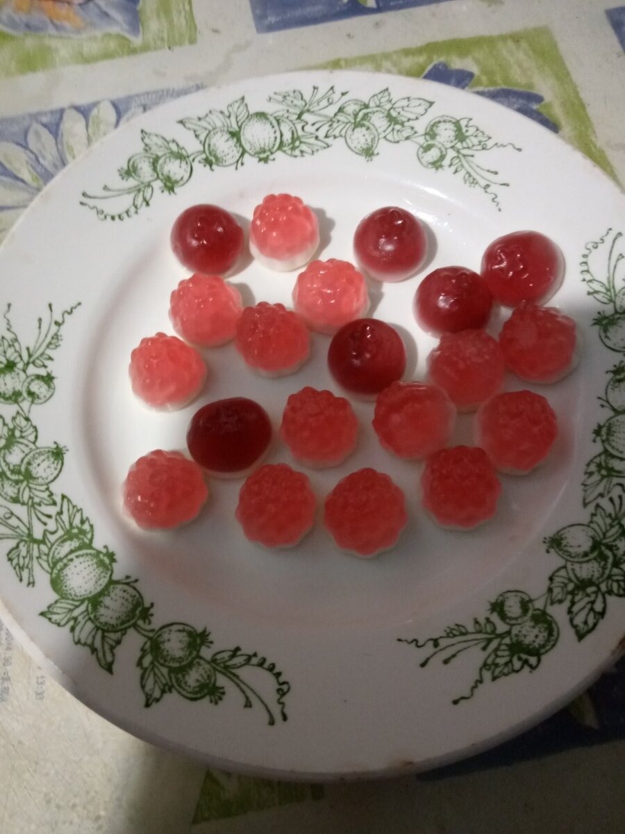 ИЗВИНИТЕ ЗА ТАРЕЛКУ,ОНА ПРОСТО БАБУШКИНА ЛЮБИМАЯ,Я ЕЙ ДАЛА И ОНА СЕЙЧАС ПОКА Я ПИШУ ВАМ ,КУШАЕТ МАРМЕЛАД)))