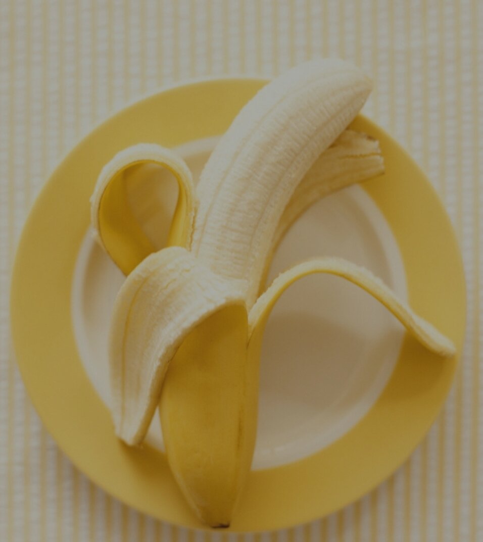 Да, все знают, что тропический фрукт имеет много полезных свойств. Кроме этого, его питательность тоже часто бывает плюсом, особенно если нужно подкрепиться в дороге или на работе.

Давайте подробнее рассмотрим все полезные свойства банана и его небольшие минусы.

