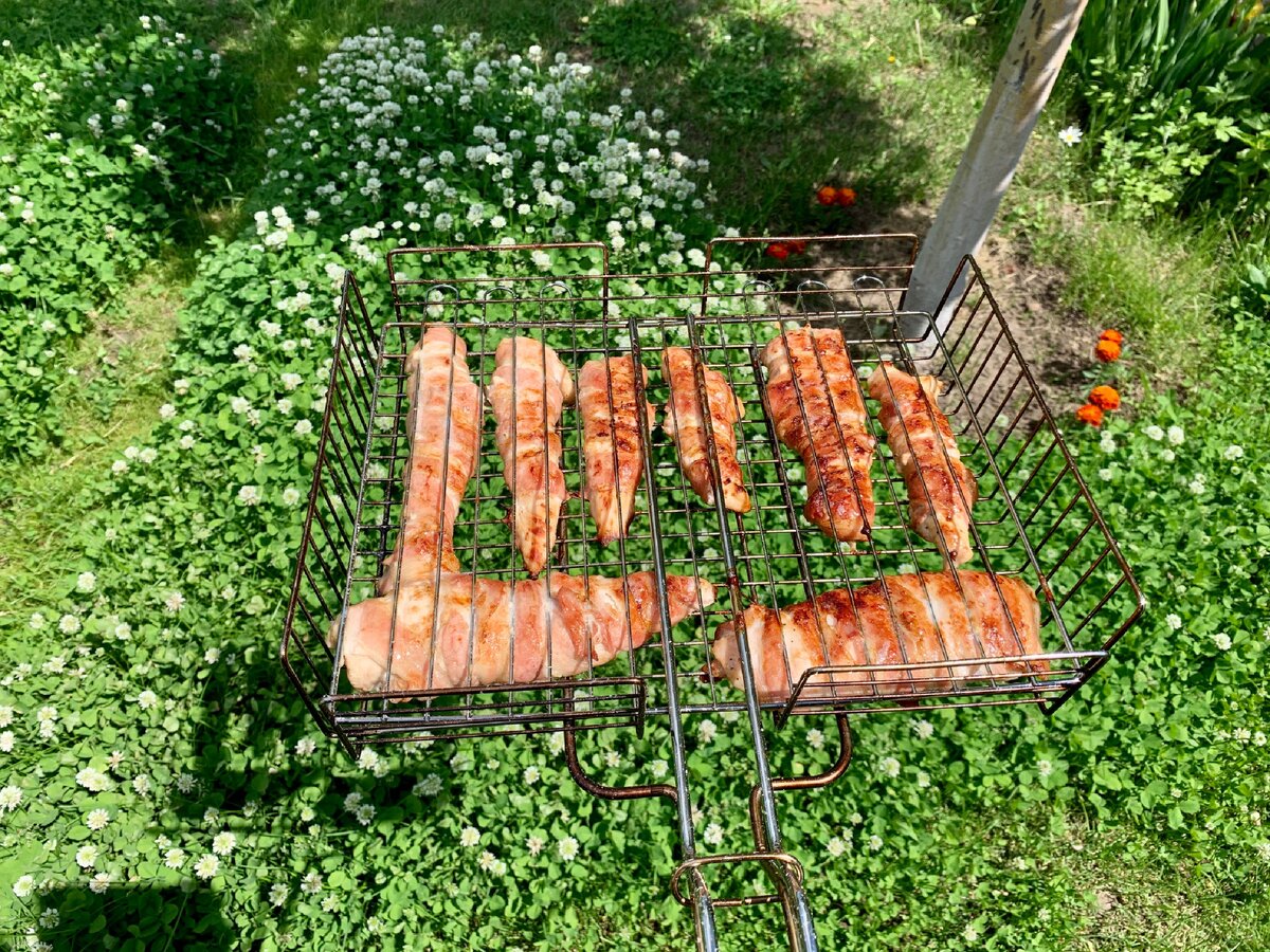 Грудка в беконе на мангале. Куриная грудка в беконе на мангале. Куриная грудка с беконом шашлык. Куриная грудка шашлык купить.