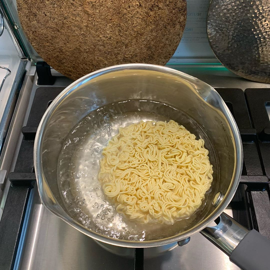 Добавить яйцо в доширак. Чан рамен с яичной лапшой. Как приготовить рамен в домашних условиях из доширака. Как приготовить рамён из доширака. Рамен из лапши роллтон.