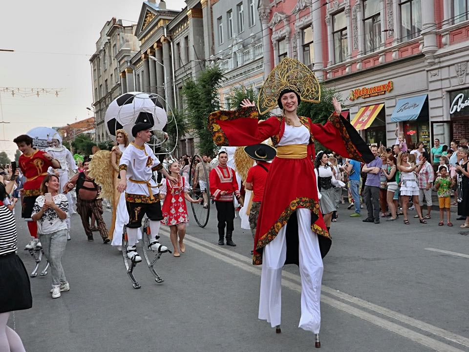 25 августа какой праздник в самаре. Карнавал в Самаре 2019. Карнавальные шествия в России. Карнавал на улице. Праздник карнавал в России.