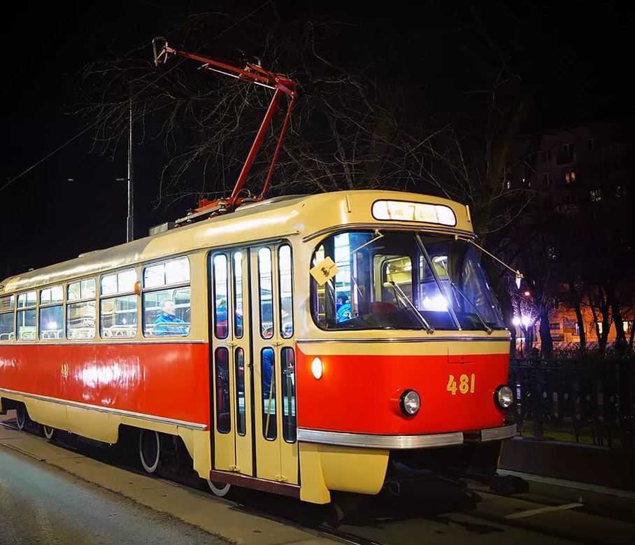 В Москве курсируют 350 трамваев нового поколения "Витязь-Москва". Инновационные транспорт регулярно модернизируют в целях удобства пассажиров, сообщает портал мэра и правительства столицы. Отмечается, что за последние три года такие трамваи регулярно обновлялись. К сегодняшнему дню в салоне увеличилось количество мест для сидения – с 60 до 64. Кроме того, там появилась вторая площадка для крепления детских колясок и велосипедов.
"Водители получили более удобные кабину и пульт управления", – отметил руководитель департамента транспорта и развития дорожно-транспортной инфраструктуры Максим Ликсутов.
Помимо этого, составы оснащены системой кимат-контроля, спутниковой навигацией, камерами видеонаблюдения и бесплатным Wi-Fi. В салоне также есть USB-разъемы для зарядки гаджетов.
Известно, что за все время работы на столичных маршрутах трамваи нового поколения перевезли порядка 200 миллионов пассажиров.
Ранее стало известно, что низкопольные трамваи "Витязь-Москва" выйдут на пять маршрутов после реконструкции участка трамвайных путей на Павелецкой площади. Сообщалось, что трамваи будут следовать рейсами А, №39, №47, №49 и №1.

МОСКАВА ЭТО ВАЖНО!
