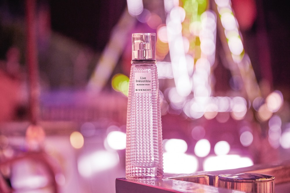 Live Irrésistible Blossom Crush от Givench - пронзительный аккорд цитрусов, который рождает нежное изобилие цветов розы и оставляет за собой неподдельное и несравнимое послевкусие.