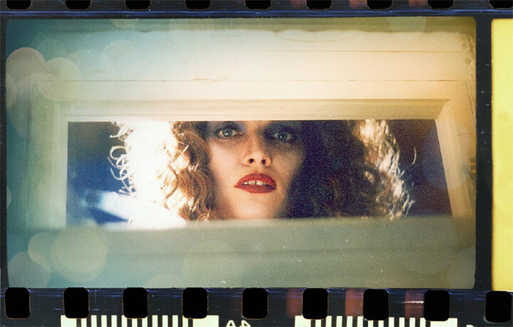 Одна из самых загадочных героинь романа Михаила Булгакова - симпатичная и не отличающаяся скромностью соратница Воланда по имени Гелла. В книге это - яркая барышня с огненно-рыжими волосами, зелёными глазами и странным шрамом на шее.