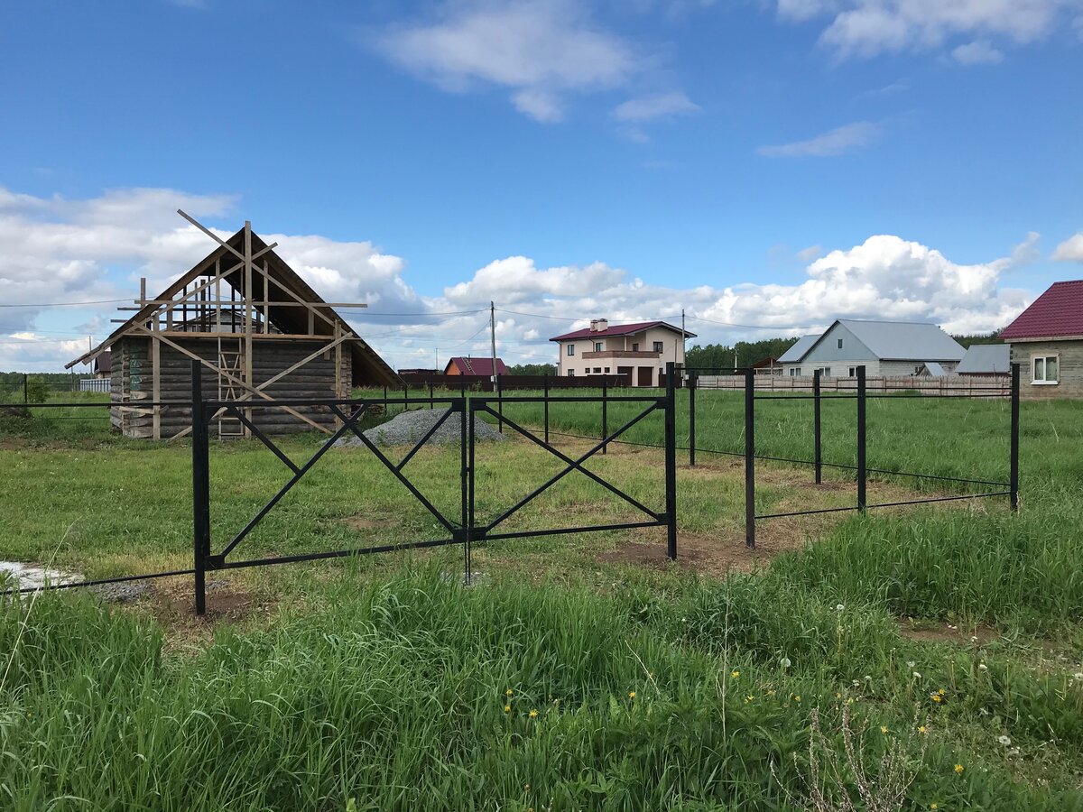 Металлический каркас у соседей. Фото автора