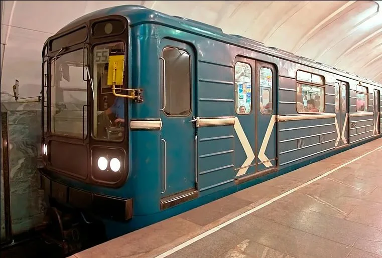 Вагон метро сбоку