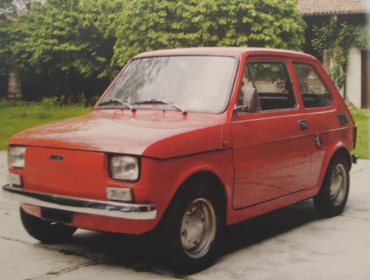 Итальянский заднеприводный автомобиль "Fiat 126" (Фиат 126) выпуска 2000 года