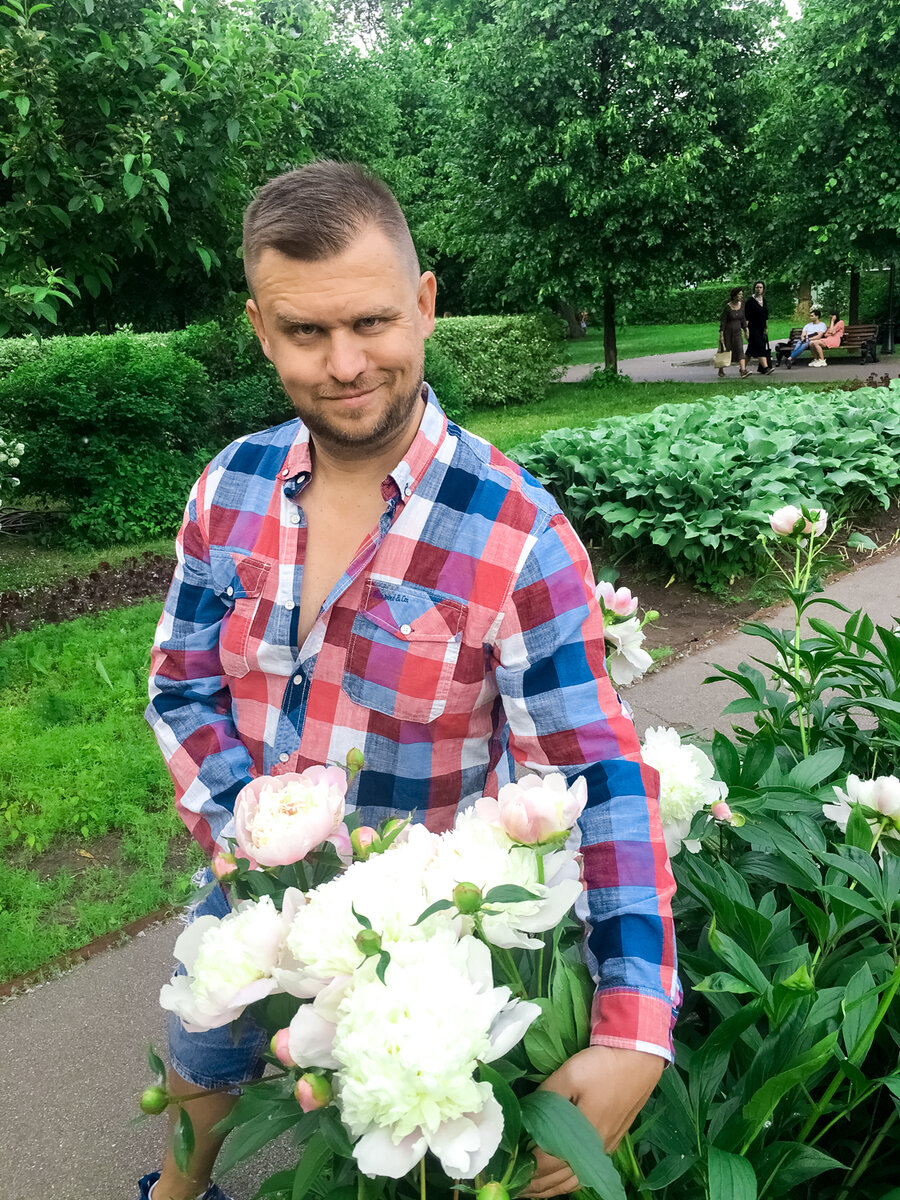 Но природу мы все же любим, вот как Денис вцепился в куст пионов))