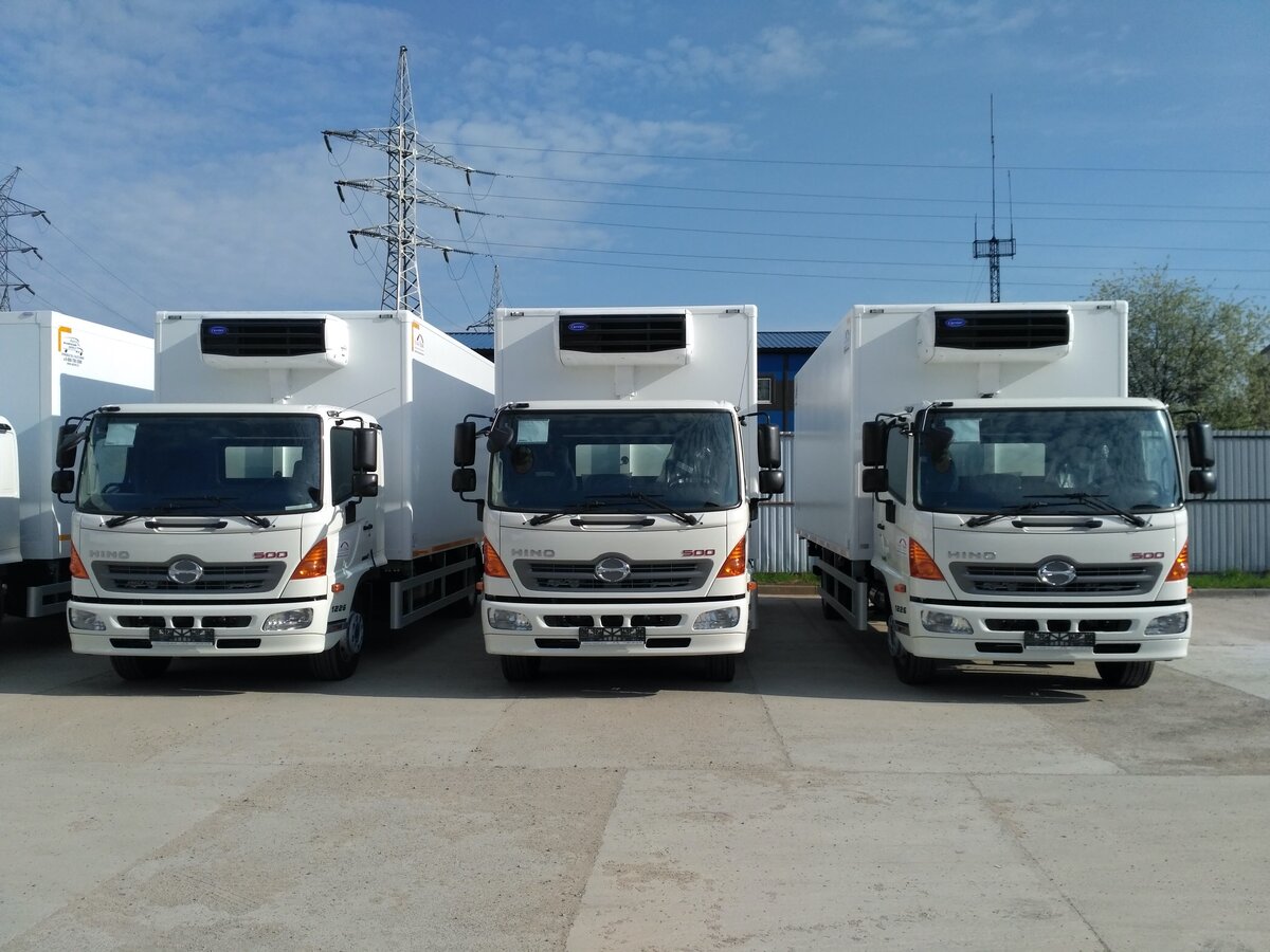Рефрижераторы на базе шасси HINO 500 с холодильным оборудованием Carrier.