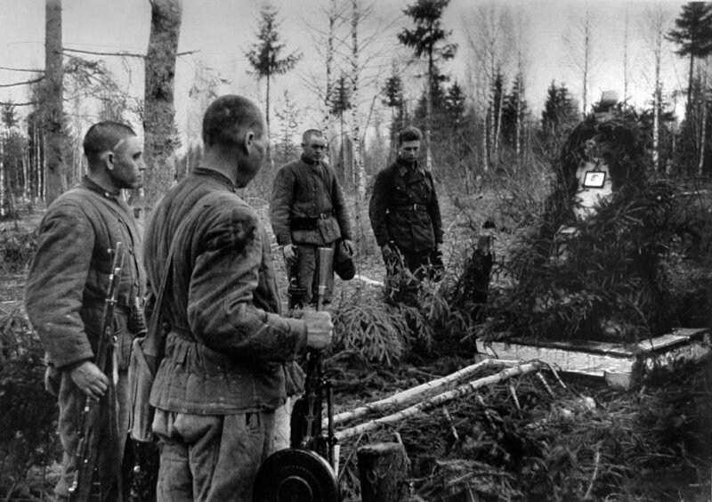 Великая отечественная погибло. Могилы погибших солдат 1941-1945. Северо Западный фронт 1941-1945. Убитые бойцы РККА В 1941 году. Отечественная война 1941 могилы.