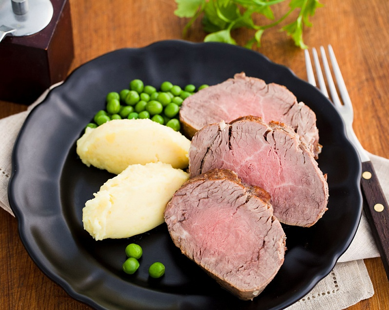 Мясо на решетке в духовке. Ростбиф вагю. Ростбиф с луком. Ростбиф в мультиварке. Ростбиф в мультиварке.