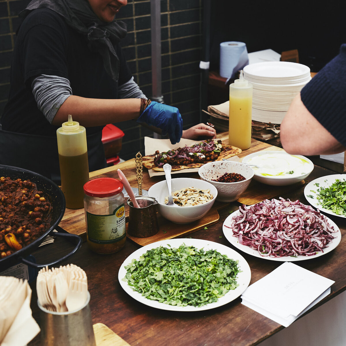 https://commons.wikimedia.org/wiki/File:Food_being_prepared_at_maltby_street_market.jpg