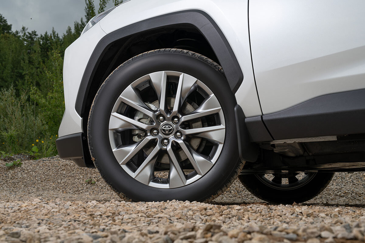 Тойота рав 4 с колесом. Колеса Toyota rav4. Колеса на рав 4. Тойота рав 4 2019 диски 19.