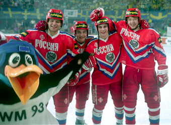  Первый чемпионский титул в статусе сборной России отечественные хоккеисты выиграли в 1993 году, тогда чемпионат мира проходил в Мюнхене и Дортмунде.