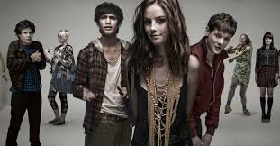 британский драматический телесериал о жизни группы подростков 16—18 лет из Бристоля. Он не даст вам заскучать.