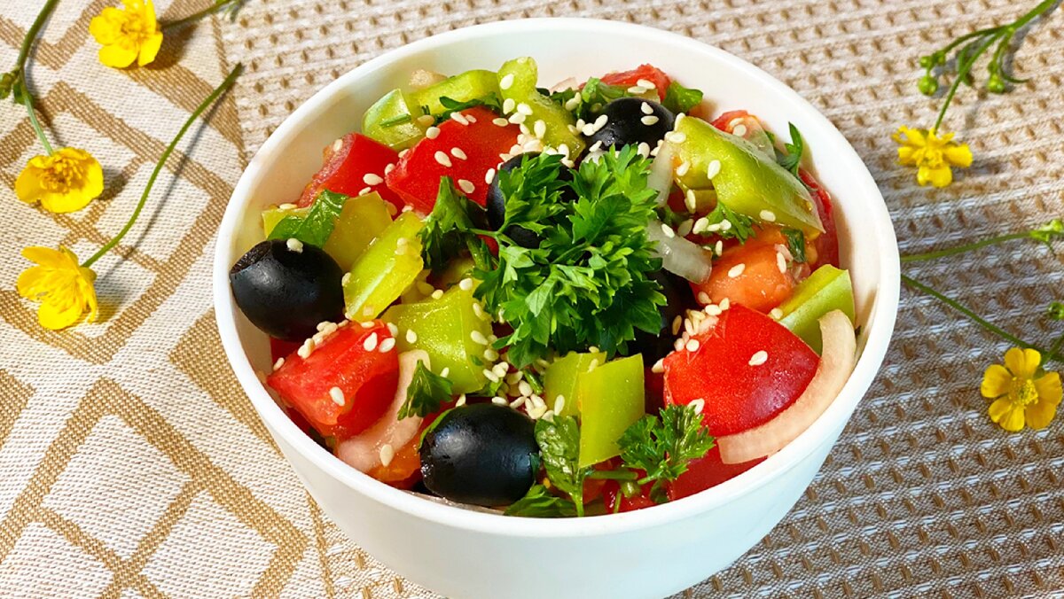Греческий салат с черным кунжутом и винным уксусом