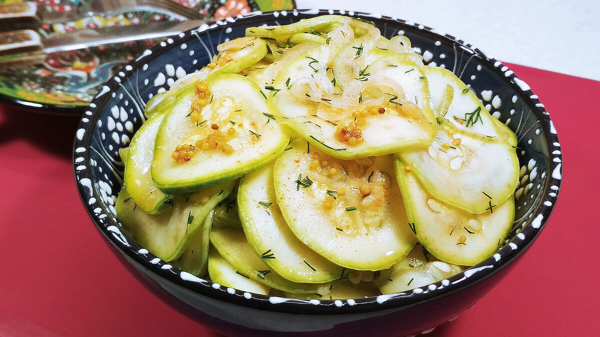 Рецепт маринованных кабачков быстрого приготовления. Кабачки малосольные быстрого. Малосольные кабачки быстрого приготовления. Маринованные кабачки закуска. Кабачки маринованные маленькие.